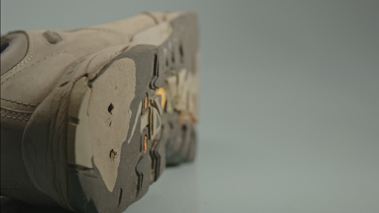 медленный вход в нижнюю часть изношенной и разорванной подошвы ботинок для походов