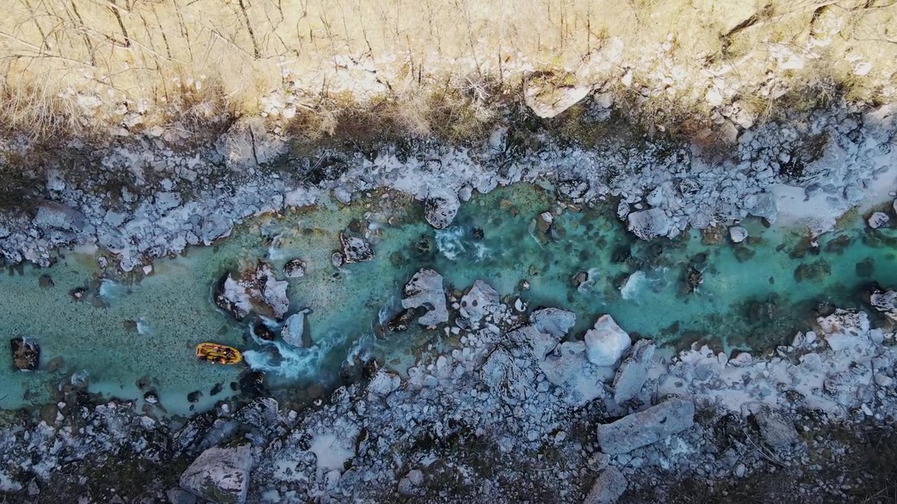 Ripresa aerea del fiume Isonzo in Slovenia, con una barca da rafting che scivola sull'acqua