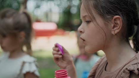 Chica-Caucásica-Soplando-Pompas-De-Jabón-En-El-Parque.