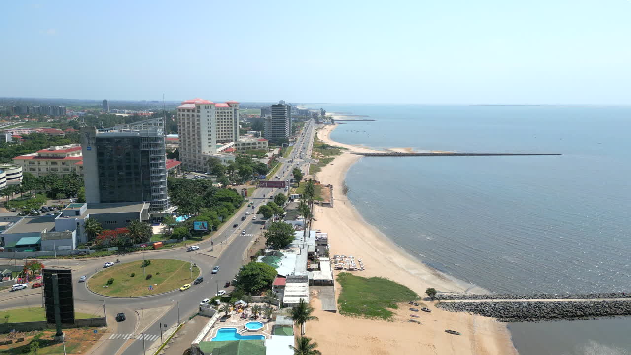 maputo, mozambique - el impresionante paisaje costero destaca por sus elegantes edificios modernos y una tranquila costa - fotografía aérea