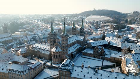 Drohnenvideo-Des-Bamberger-Doms-Im-Winter-An-Einem-Sonnigen-Tag