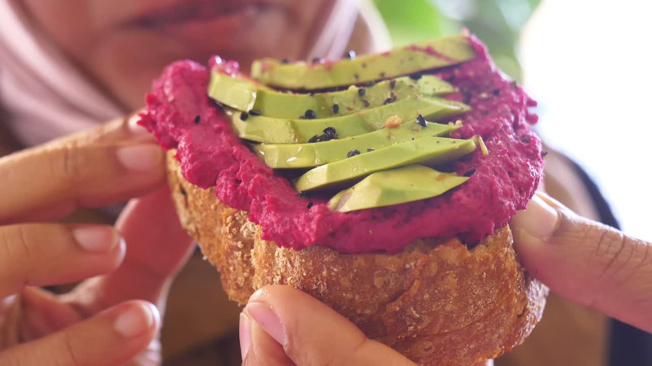 Avocado toast sano con hummus di barbabietola
