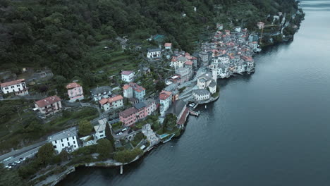 Pequeña-Ciudad-De-Brienno-En-La-Costa-Del-Lago-De-Como-En-Italia-Vista-Desde-Un-Dron