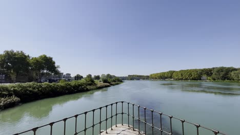 Vista-Desde-La-Mitad-Del-Puente-En-Aviñón-Del-Río-En-La-Ciudad-Con-Soporte-Del-Puente-En-Primer-Plano.