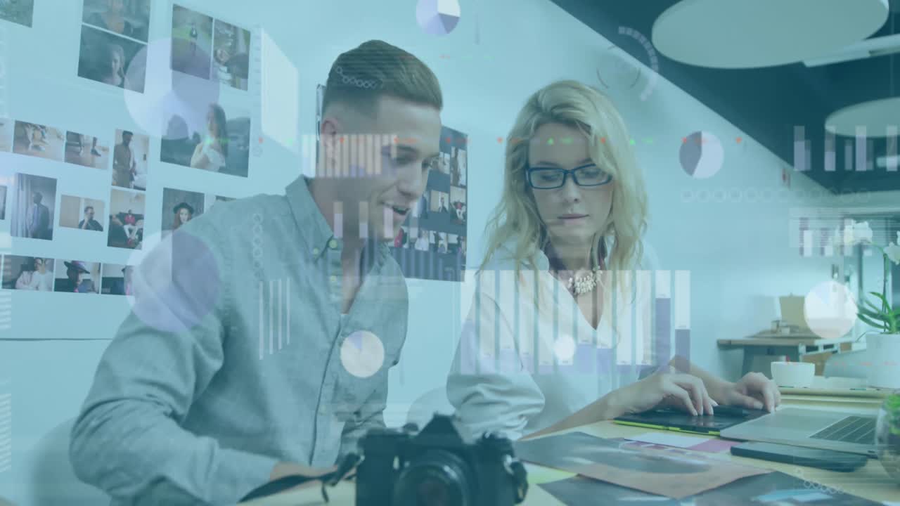 animación de múltiples gráficos, iconos y tablero de comercio sobre compañeros de trabajo caucásicos discutiendo en la oficina