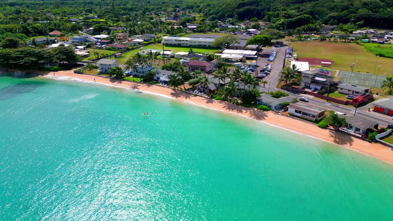Canoa su mare calmo e blu in estate a Oahu, Hawaii.