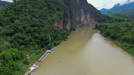 Amplia-Extensión-Del-Río-Mekong-En-Luang-Prabang,-Laos,-Vía-De-Drones-Hacia-Atrás.