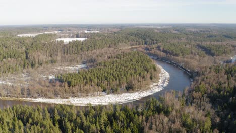 Fliegen-über-Den-Zugefrorenen-Gauja-Fluss-In-Lettland