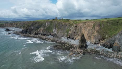 Ankommende-Flut-An-Der-Kupferküste-Von-Tankardstown,-Waterford,-Irland,-Mit-Regenbeladenen-Wolken,-Die-Sich-An-Einem-Stürmischen-Sommertag-Von-Den-Westlichen-Comeragh-Bergen-Nähern