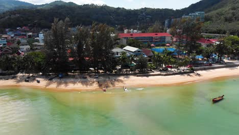 Perspectiva-Aérea-De-La-Playa-De-Kamala-En-Phuket-Capturada-Por-Un-Dron,-Que-Muestra-El-Paisaje-Del-Distrito-De-Kamala.