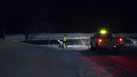 Pflugmann-Und-Pflugwagen-Räumen-Nachts-Schnee-Auf-Der-Straße