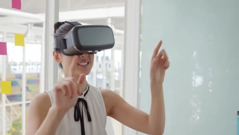 mujer joven que trabaja en una oficina creativa