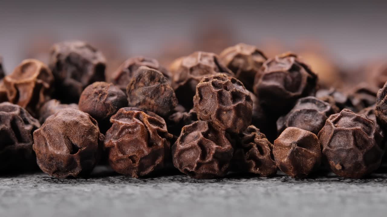 granos de pimienta negra