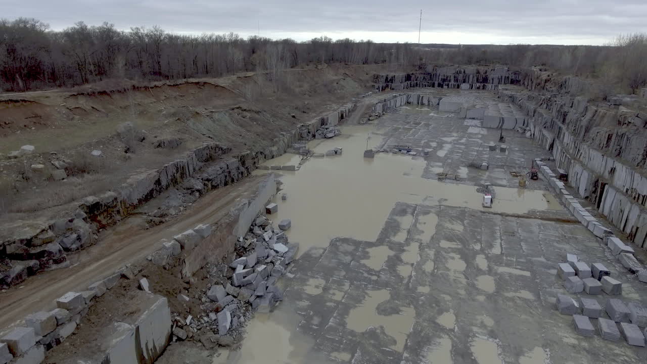 toma aérea sobre la mina de cantera de granito vacía