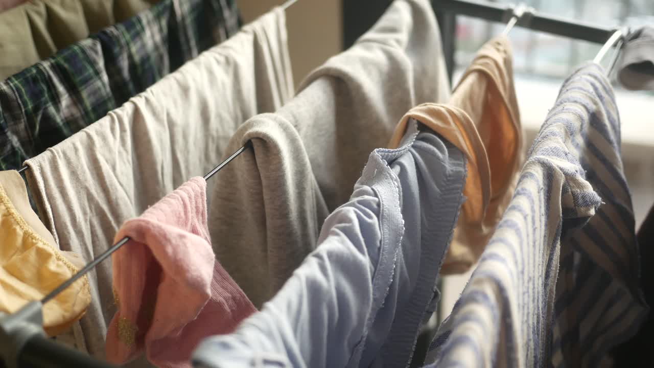 Bucato che asciuga su uno stendino all'interno