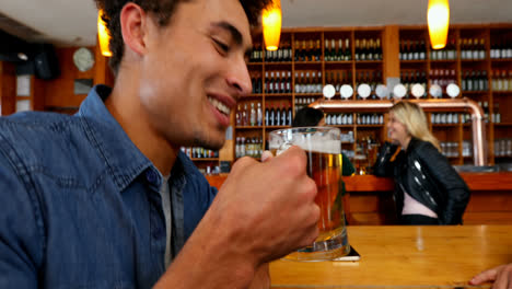 amigos brindando una taza de cerveza 4k