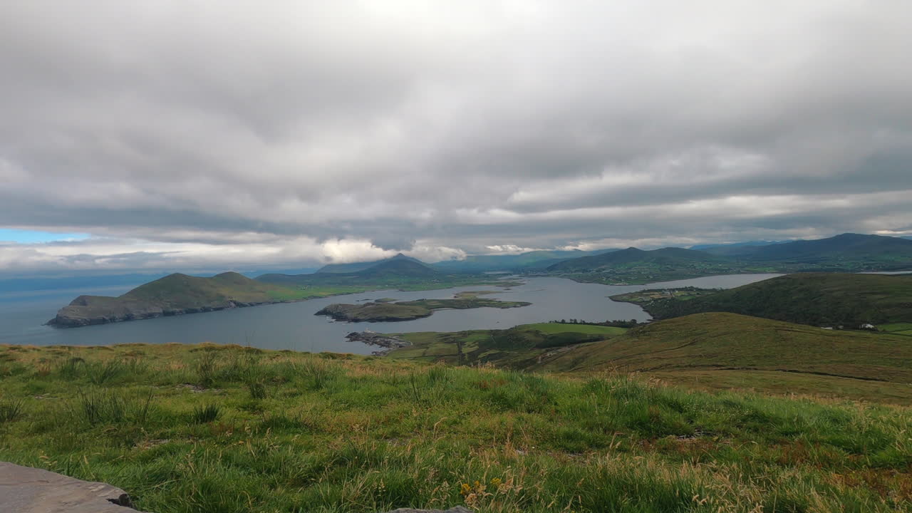 아일랜드 서부 해안에 위치한 발렌티아 섬 저속 촬영