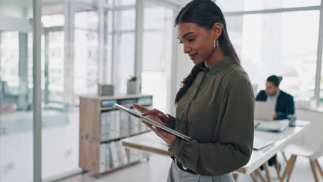 Mujer-De-Negocios,-Tableta-E-Internet-En-La-Oficina