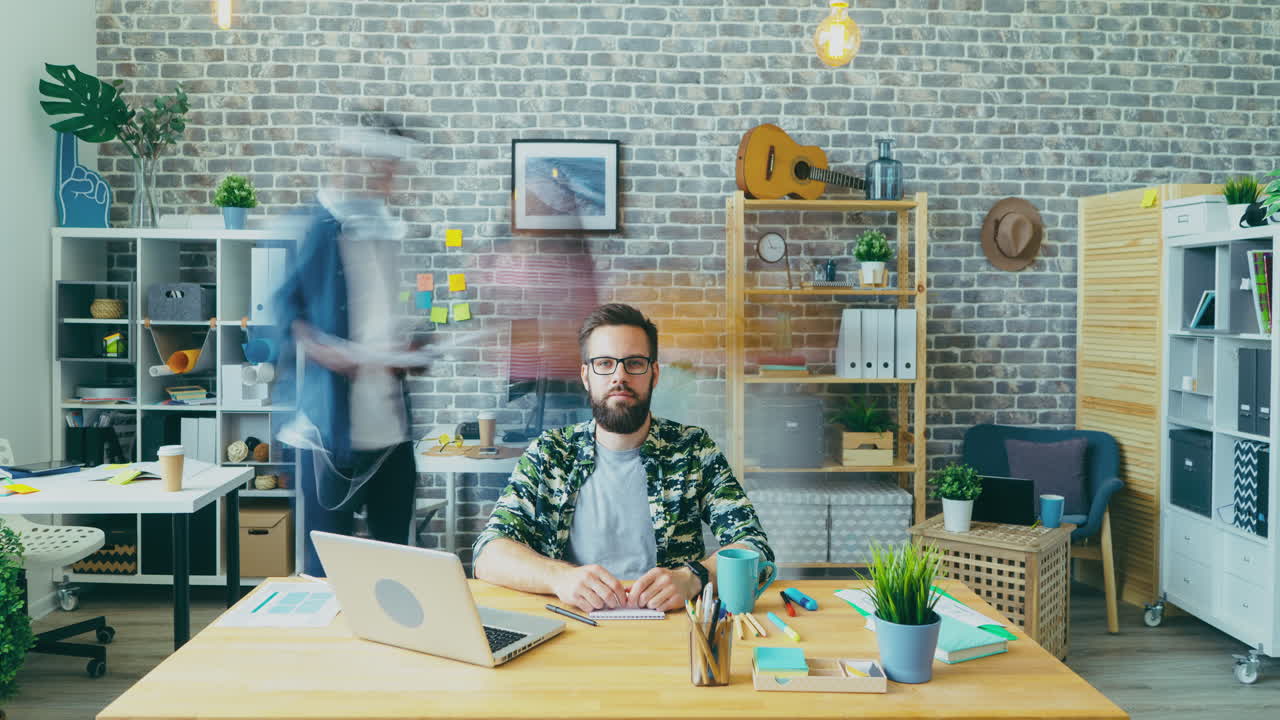Spazio di lavoro creativo con persone