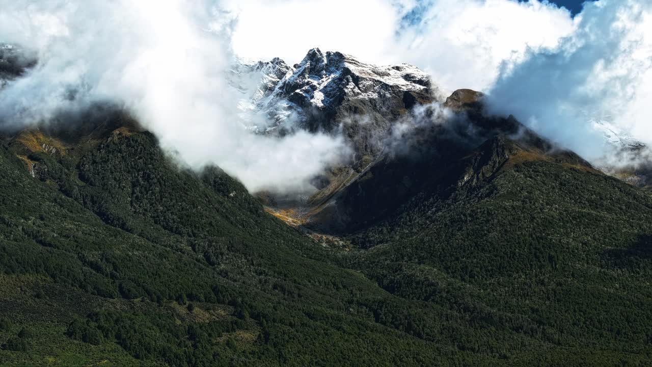 bosques de hayas de glenorchy respiran nubes en el aire sombras delgadas en las montañas