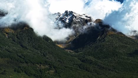 Buchenwälder-Von-Glenorchy-Atmen-Wolken-In-Die-Luft,-Dünne-Schatten-Auf-Den-Bergen