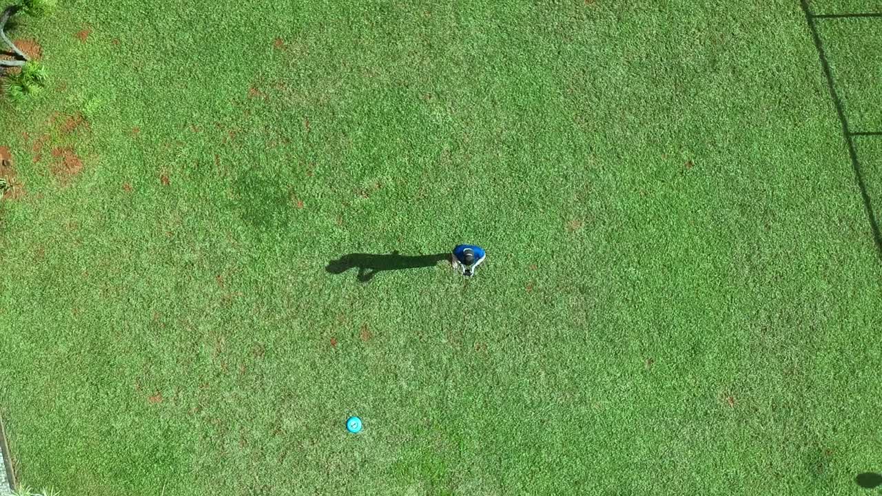 브라질 브라질리아의 잔디밭에서 드론을 조종하고 조종하는 남자의 드론 항공 영상을 오름차순