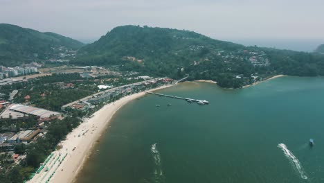 Atemberaubende-Drohnenaufnahmen-Der-Stadt-Patong-Und-Des-Strandes-Von-Patong-In-Phuket,-Thailand