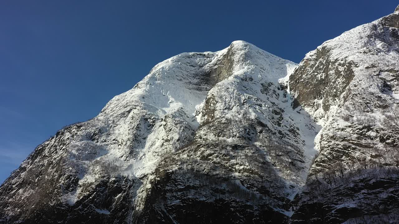 vistas a la montaña desde naeroyfjord, catalogado por la unesco, cerca de gudvangen noruega - vista aérea de la montaña fetanipa cerca de bakkanosi