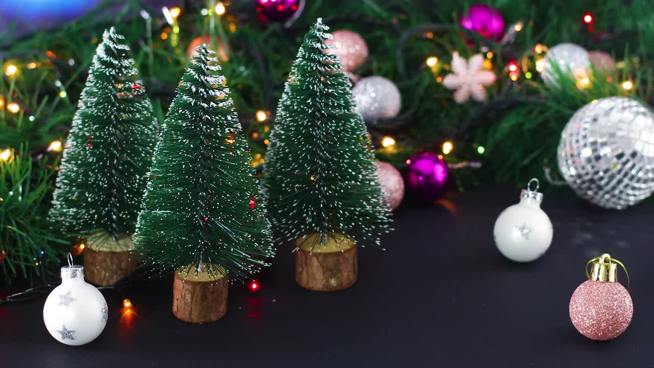 decoración brillante de navidad con luces parpadeantes, adornos de navidad y pequeños pinos