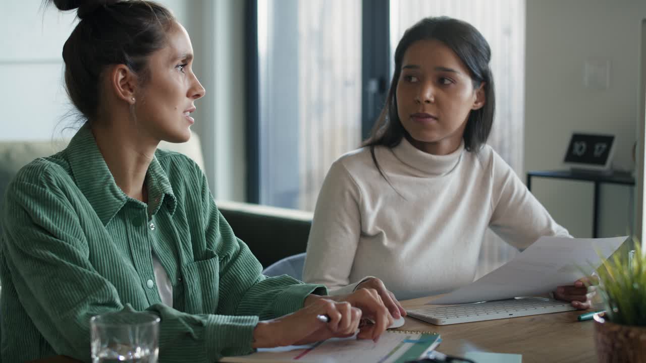 dos mujeres trabajando y analizando algo en casa