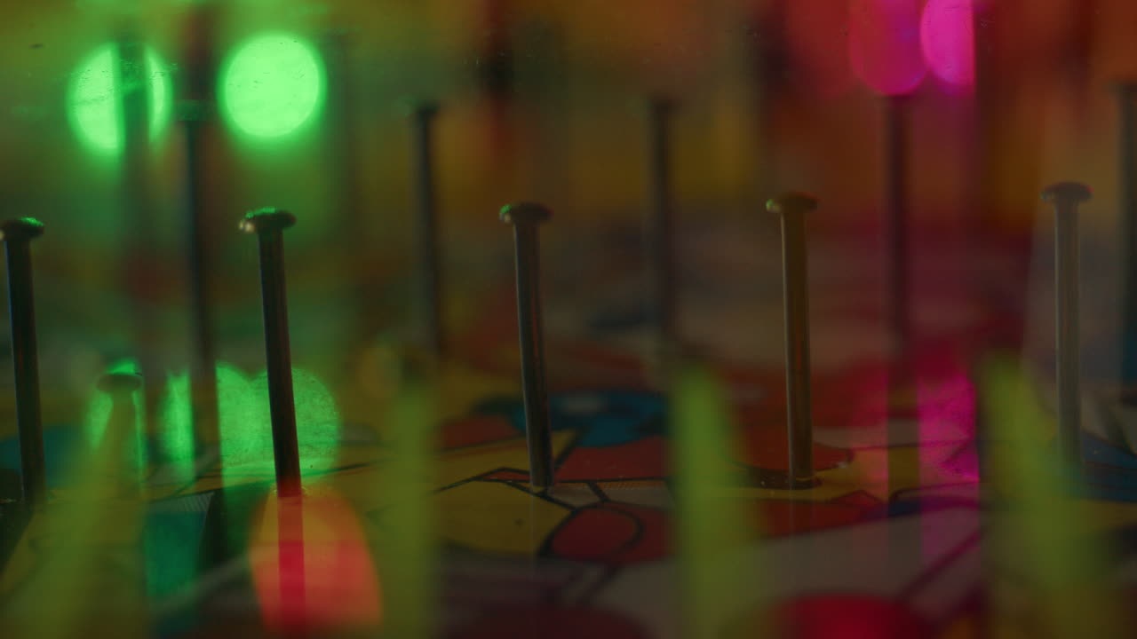 플린코 공 이 카니발 에서 보드 에 있는 못 들 에서 떨어지고 반사 된다