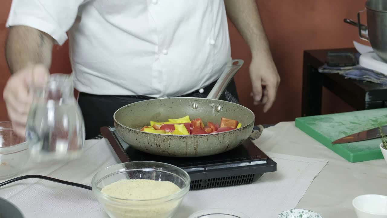 un chef preparando el stock de bolas de verduras en la inducción