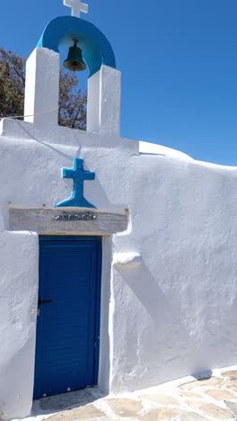 Kirche-Am-Strand-Von-Alyko,-Insel-Naxos,-Griechenland-In-Vertikaler