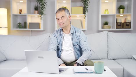 el hombre que promueve está mirando a la cámara con sorpresa.