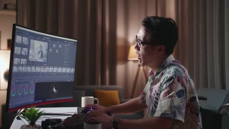 editor de video trabajando hasta tarde en la noche