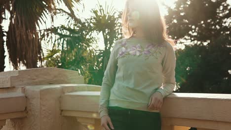 mujer con suéter floral en el balcón