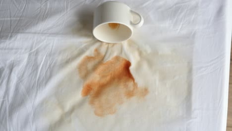 Tasse-Kaffee-Verschüttet-Auf-Dem-Bett,-Draufsicht,