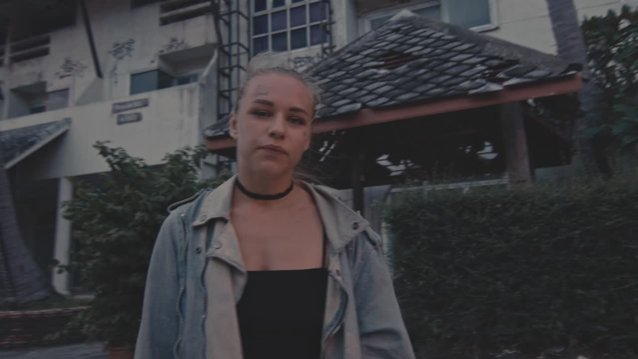 mujer joven al aire libre