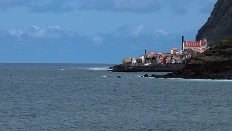 vista panorámica del pintoresco pueblo pesquero de paul do mar en la isla de madeira en el océano atlántico cielo azul con nubes mar tranquilo y pacífico