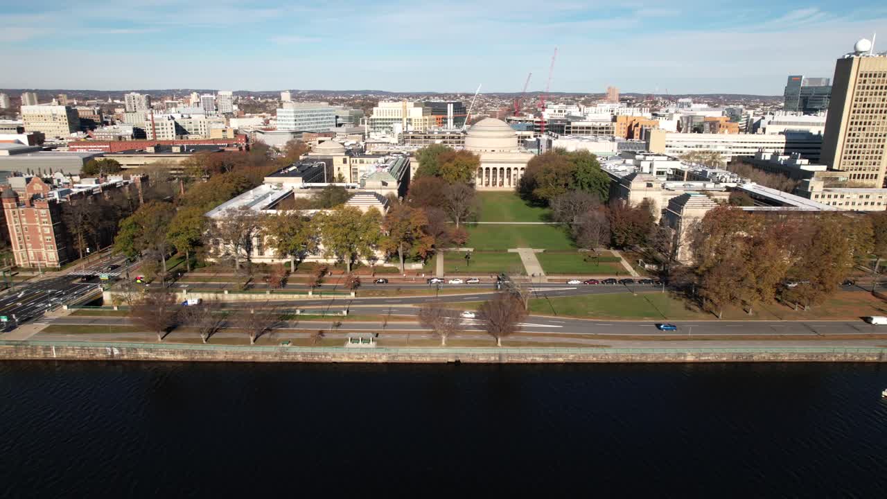 Vista aerea del MIT sopra il fiume Charles e l'Harvard Bridge a Boston, Massachusetts, Istituto di Tecnologia, durante una giornata di cielo azzurro e sereno
