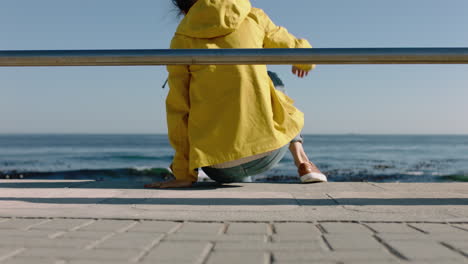 Mujer-Joven-Relajándose-En-El-Muelle-Junto-Al-Mar-Disfrutando-De-Las-Vacaciones-De-Verano-Viendo-El-Hermoso-Océano