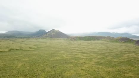 Dolly-Disparó-Volando-Hacia-Unas-Exuberantes-Montañas-Verdes