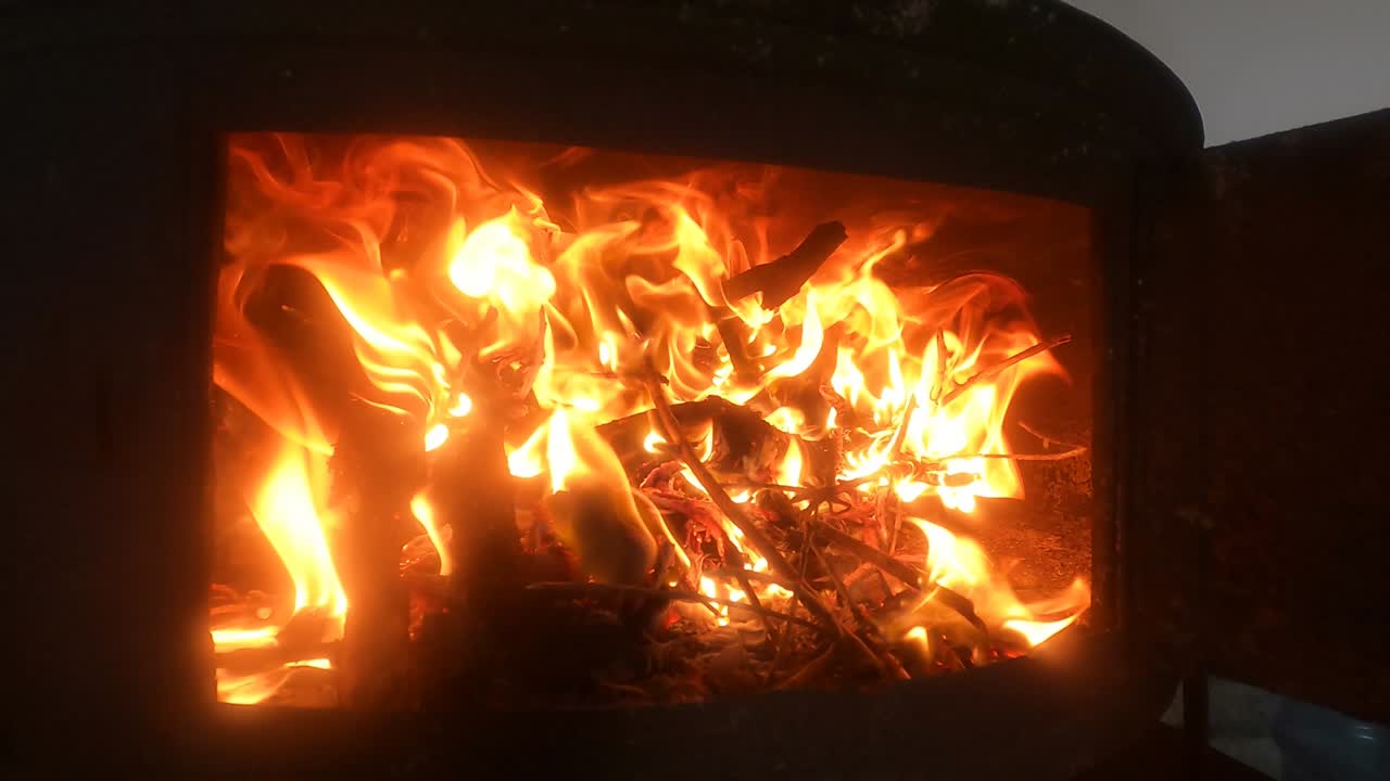 금속 오븐 또는  스토브에서 불타는 불 4k
