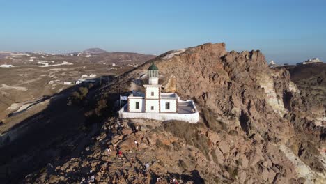 drone aéreo 4k volando sobre el hermoso faro santorini grecia