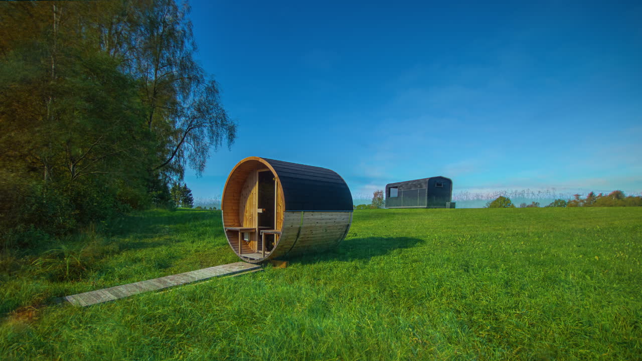 Time lapse di una sauna esterna attraverso le stagioni che cambiano.