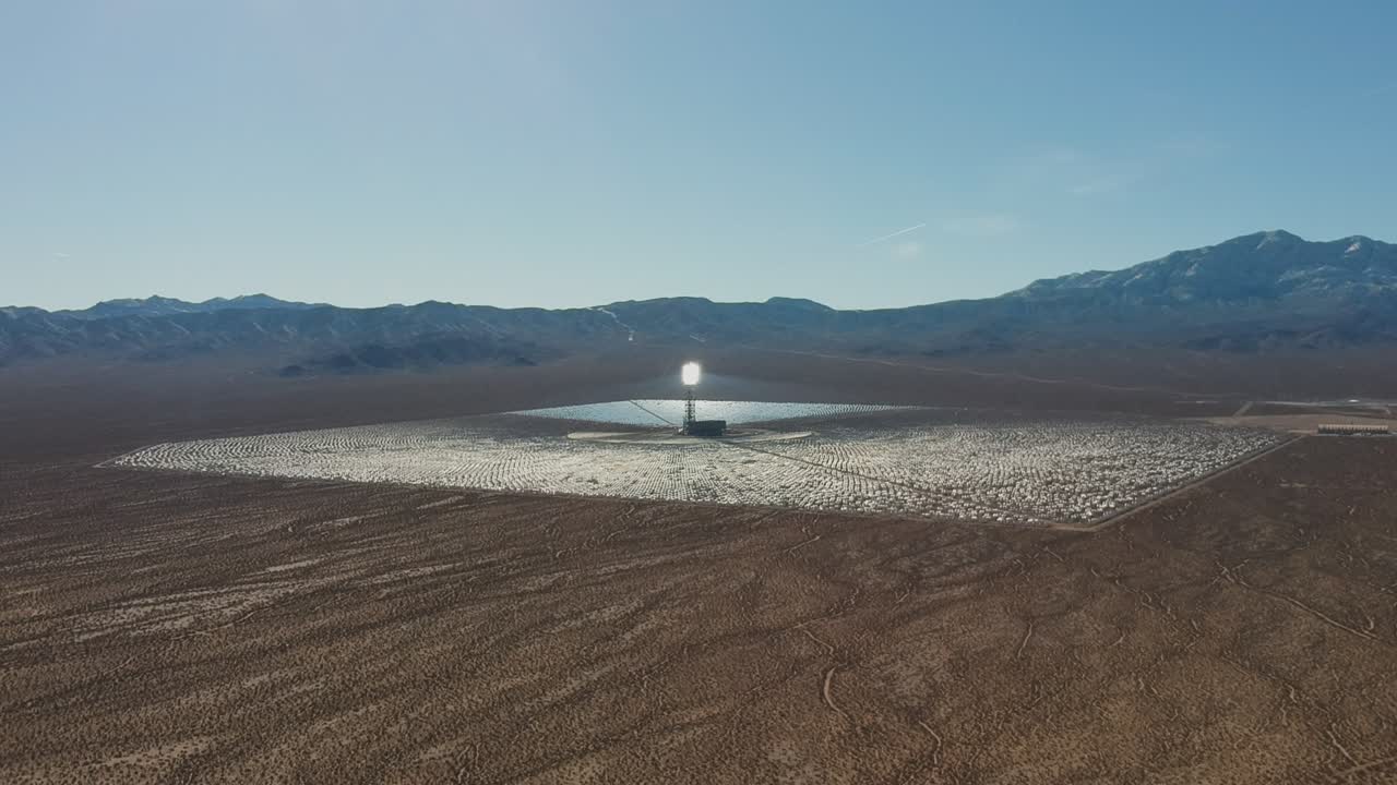 vista de drone con cámara al mediodía desde el sistema de generación eléctrica solar de ivanpah en nevada, california