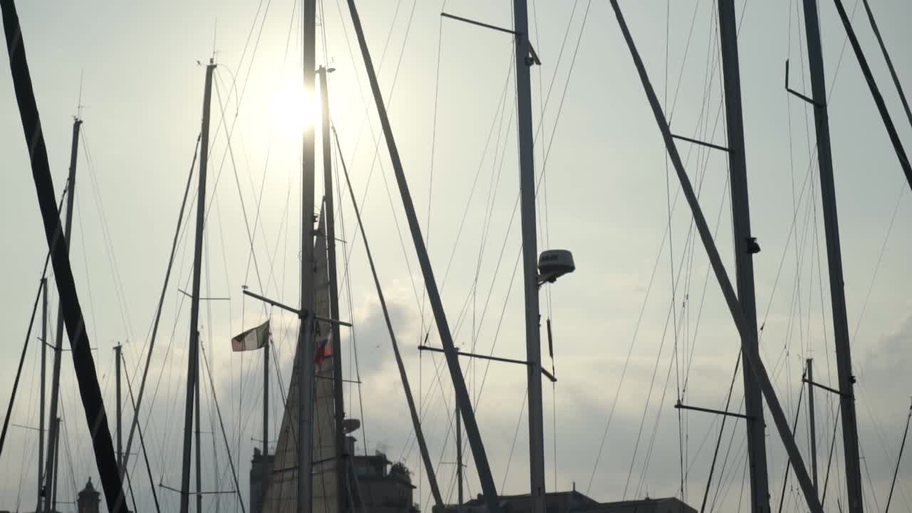 Alberi di yacht in un porto turistico al tramonto
