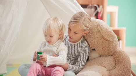 hermana, jugando y juguetes en el suelo para la diversión
