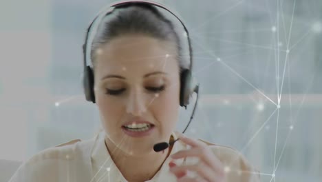 Animación-De-La-Red-De-Conexiones-Sobre-Una-Mujer-De-Negocios-Usando-Auriculares-Telefónicos