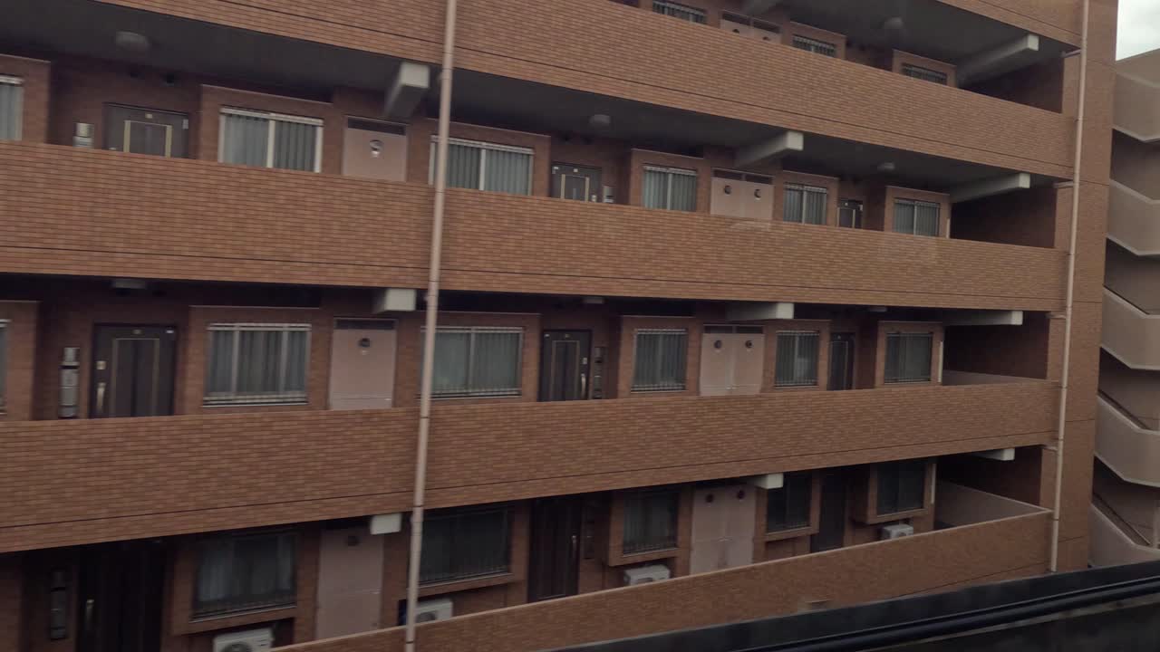 빛이 변하는 도시 풍경 위의 구름이 가득한 하늘